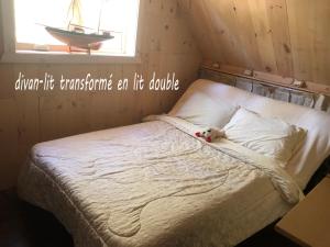 un letto con un orsacchiotto sopra di esso di Appartement champêtre a Saguenay