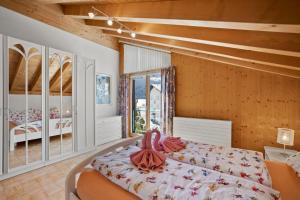 um quarto com uma cama grande num quarto em Golden Peaks Ferienhaus Valbella-Lenzerheide em Valbella