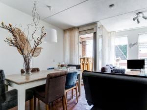 comedor y sala de estar con mesa y sillas en Beautiful apartment in city center, en Leeuwarden