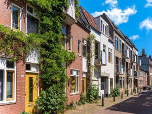 una fila de casas en una calle de la ciudad en Beautiful apartment in city center, en Leeuwarden