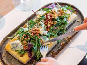 um prato de comida com uma salada na mesa em ibis Nice Aéroport Promenade des Anglais em Nice