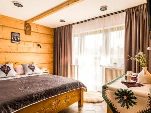 Tempat tidur dalam kamar di Dom Gościnny WYBRANIEC