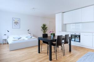 A kitchen or kitchenette at HITrental Messe Apartments