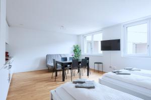 A television and/or entertainment centre at HITrental Messe Apartments