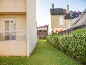 สวนหย่อมนอก Apartment in Chaumont with a balcony