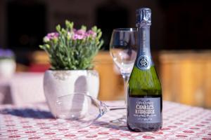 una botella de vino sentada en una mesa con una copa en Gasthaus Jakober, en Alpbach