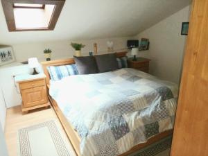 Un dormitorio con una cama grande y una ventana en Alpina Inzell 223, en Inzell