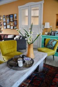 A seating area at Vintage Luxurious house