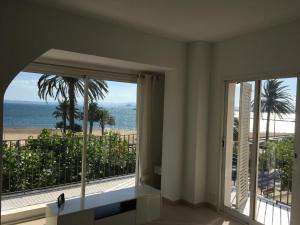 a room with a view of the beach and the ocean at Apartamento Roses Playa in Roses