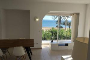 a living room with a view of the ocean at Apartamento Roses Playa in Roses