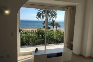 a room with a large window with a view of the beach at Apartamento Roses Playa in Roses