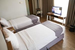 Una cama o camas en una habitación de Allstay Hotel Semarang Simpang Lima