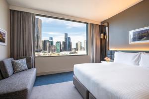 Ένα ή περισσότερα κρεβάτια σε δωμάτιο στο Crowne Plaza Melbourne, an IHG Hotel