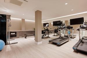 een fitnessruimte met diverse fitnessapparatuur in een kamer bij Áurea Ana Palace by Eurostars Hotel Company in Boedapest