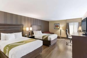 Un pat sau paturi într-o cameră la Quality Inn & Suites Bel Air I-95 Exit 77A