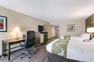 Un pat sau paturi într-o cameră la Quality Inn & Suites Bel Air I-95 Exit 77A