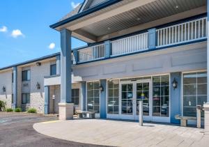 un edificio con un patio delante de él en Econo Lodge Quakertown, en Quakertown