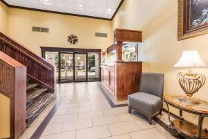 sala de estar con mesa y silla en Econo Lodge Quakertown, en Quakertown