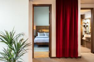 Tempat tidur dalam kamar di Hotel 71 by Preferred Hotels & Resorts