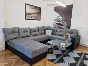 sala de estar con sofá y mesa en Apartman Nataly, en Varaždin