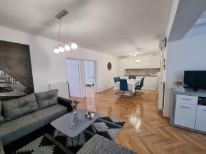 sala de estar con sofá y mesa en Apartman Nataly, en Varaždin