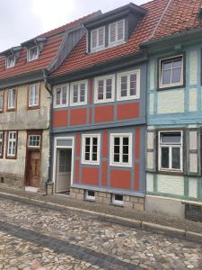 Une rangée de maisons colorées dans une rue dans l'établissement Ferienhaus Schloßblick, à Quedlinbourg