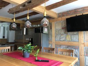 Il comprend une cuisine et une salle à manger avec une table en bois. dans l'établissement Ferienhaus Schloßblick, à Quedlinbourg