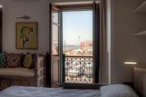 um quarto com uma cama e uma janela com vista em Right House Sur le Port - Harbour View em Cagliari