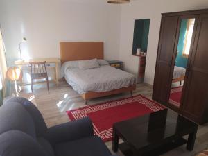 un soggiorno con letto e tavolo di LA PITA BEACH HOUSE a Almería