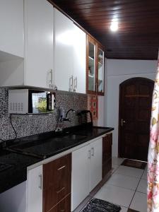 Kitchen o kitchenette sa Ilha Grande Mar