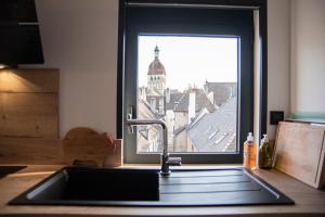 A kitchen or kitchenette at Les Terrasses de Notre Dame