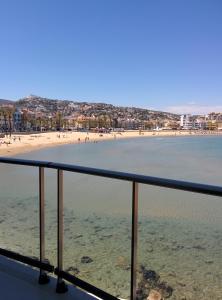 d'un balcon avec vue sur la plage. dans l'établissement Hotel Boutique La Mar - Adults Only, à Peñíscola