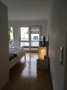 Una cama o camas en una habitación de Ferienwohnung-Ludwigsburg-City