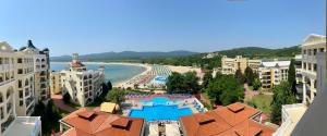 een luchtzicht op een strand en een resort bij Duni Marina Royal Palace Hotel - Ultra All Inclusive in Sozopol