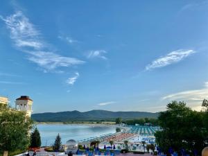 een uitzicht op een strand met een grote hoeveelheid water bij Duni Marina Royal Palace Hotel - Ultra All Inclusive in Sozopol