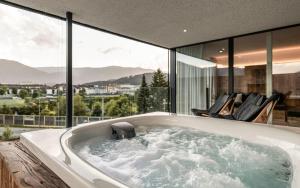 una vasca da bagno in una casa con finestre di Bellevue Bruneck - Suites & Lofts a Brunico