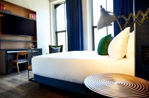 Tempat tidur dalam kamar di The Grady Hotel