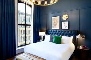 Tempat tidur dalam kamar di The Grady Hotel