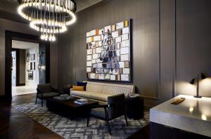 Area tempat duduk di The Grady Hotel