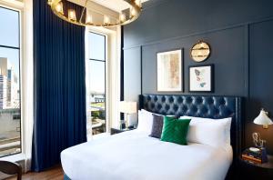 Tempat tidur dalam kamar di The Grady Hotel