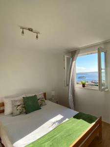 Rúm í herbergi á Apartmani Anka Hvar