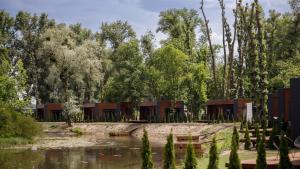 una cabaña en el bosque junto a un estanque en Fisherman, en Kiev