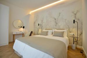 Katil atau katil-katil dalam bilik di Plaza Mina Suites - Adults Recommended by Luxury Suites Cadiz