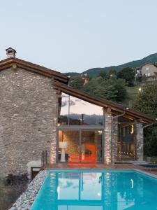 ein Haus mit einem Pool vor einem Gebäude in der Unterkunft Casa Olea Hotel in Cremia