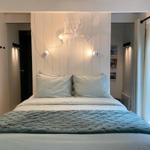 uma cama com uma cabeceira com um chifre em B&B 't Gasthuysje em Dokkum