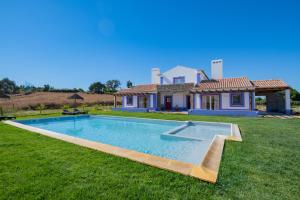 una casa con piscina en el patio en Ares do Monte - Turismo Rural, en Cercal