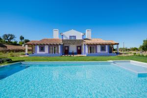 Villa con piscina frente a una casa en Ares do Monte - Turismo Rural, en Cercal