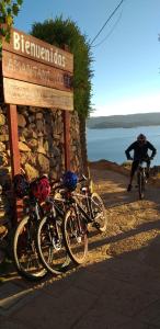 un grupo de bicicletas estacionadas junto a una señal en Amantani Lodge, en Ocosuyo