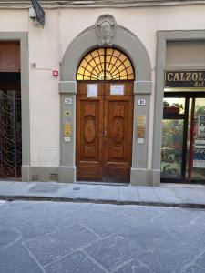 una puerta de madera en el lateral de un edificio en Hotel Camilla Firenze, en Florencia