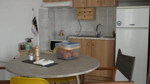 una cocina con una mesa con un bol de fruta. en Γ3 - The weekend getaway one, en Egio